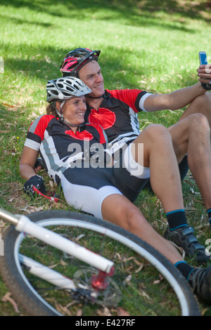 I ciclisti di erba tenendo selfie Foto Stock
