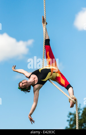 Corda acrobat esegue Foto Stock