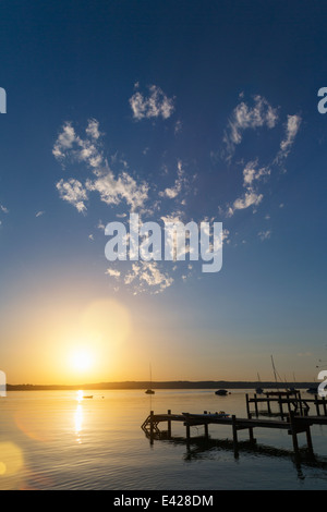 A forma di cuore ad nuvole al tramonto, il lago di Starnberg, Baviera, Germania Foto Stock