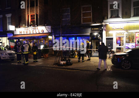 Fire equipaggi frequentare un inicdent in Goodge Street presso il Reverendo J W Simpson bar dotato di: N/D dove: Londra, Regno Unito quando: 08 Gen 2014 Foto Stock