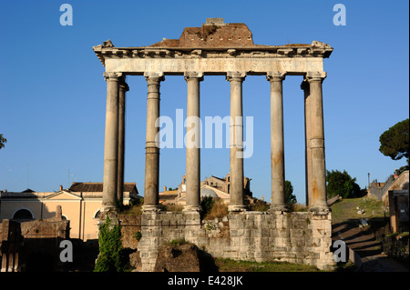 Italia, Roma, foro Romano, tempio di Saturno Foto Stock