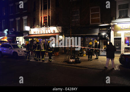 Fire equipaggi frequentare un inicdent in Goodge Street presso il Reverendo J W Simpson bar dotato di: N/D dove: Londra, Regno Unito quando: 08 Gen 2014 Foto Stock