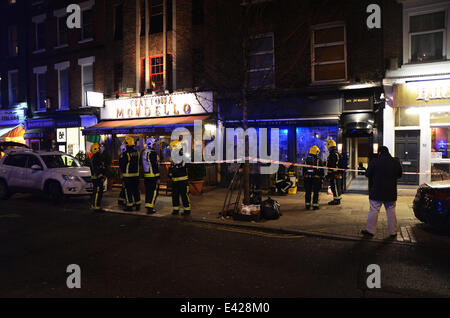 Fire equipaggi frequentare un inicdent in Goodge Street presso il Reverendo J W Simpson bar dotato di: N/D dove: Londra, Regno Unito quando: 08 Gen 2014 Foto Stock