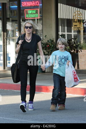 Sharon Stone fuori shopping il trattamento di suo figlio a Tom's giocattoli con: Sharon Stone,Quinn Kelly pietra dove: Los Angeles, California, Stati Uniti quando: 08 Gen 2014 Foto Stock