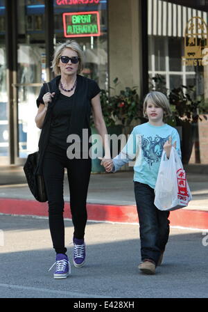 Sharon Stone fuori shopping il trattamento di suo figlio a Tom's giocattoli con: Sharon Stone,Quinn Kelly pietra dove: Los Angeles, California, Stati Uniti quando: 08 Gen 2014 Foto Stock