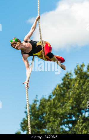 Corda acrobat esegue Foto Stock