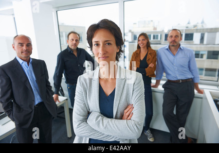 Gli imprenditori in posa per il ritratto di gruppo in ufficio Foto Stock