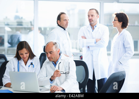 I medici nella riunione di brainstorming Foto Stock