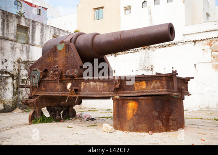 Vecchio arrugginito cannone costiero nella Medina di Tangeri, Marocco Foto Stock