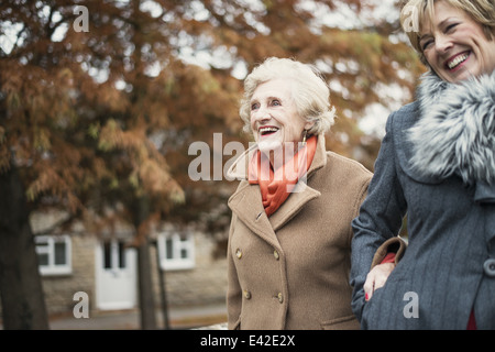 Donna Senior e figlia passeggiate all'aperto Foto Stock