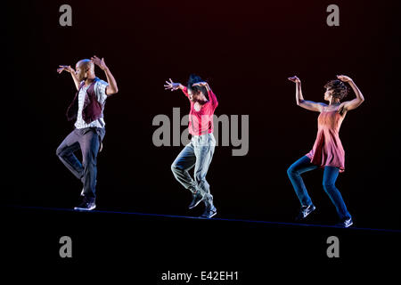 I danzatori del "Alvin Ailey - American Dance Theatre' dagli USA sono illustrati nel corso di una sessione di foto per la Germania premier del pezzo 'Home' nella Alte Oper di Francoforte sul Meno, Germania, 02 luglio 2014. Foto: Boris Roessler/dpa (: Per, nessun annuncio, nessuna promozione e solo in connessione con la Alvin Ailey Teatro) Foto Stock