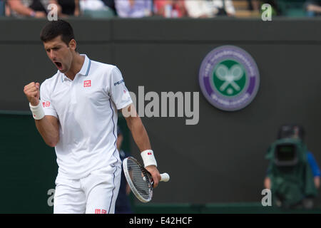 Londra, Regno Unito. 02Luglio, 2014. Campionati di Wimbledon Giorno Nove Novak Djokovic di Serbia festeggia conquistando il set point contro Marin CILIC di Croazia durante il giorno nove uomini singoli trimestre - finali corrispondono alla Wimbledon Tennis campionati a tutti England Lawn Tennis Club di Londra, Regno Unito Credito: Azione Sport Plus/Alamy Live News Foto Stock