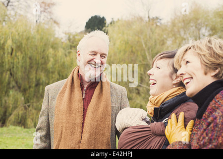 Tre generazioni la famiglia di ridere Foto Stock