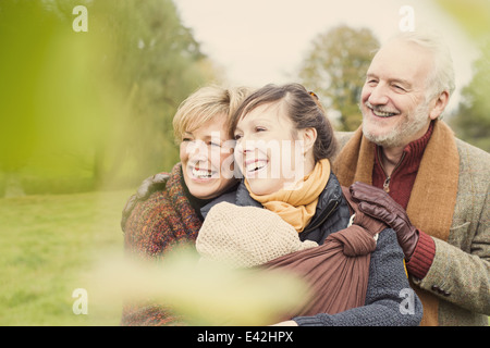 Tre generazioni la famiglia sorridente Foto Stock