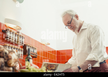 Uomo Senior per la cottura in cucina Foto Stock