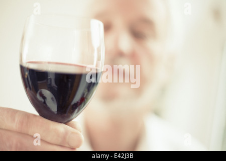 Uomo con un bicchiere di vino rosso, close up Foto Stock