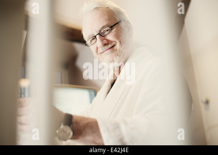 L'uomo anziano con gli occhiali, ritratto Foto Stock