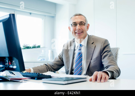 Imprenditore a scrivania da ufficio Foto Stock