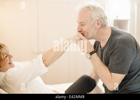 Senior baciare uomo donna matura la mano Foto Stock