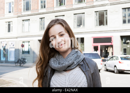 Ritratto di ragazza adolescente sulla strada di città Foto Stock