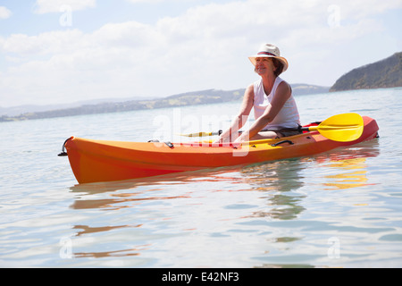 Donna Senior kayak di mare Foto Stock