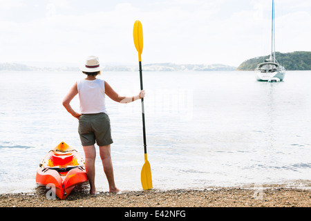 Vista posteriore della donna senior e kayak di mare Foto Stock