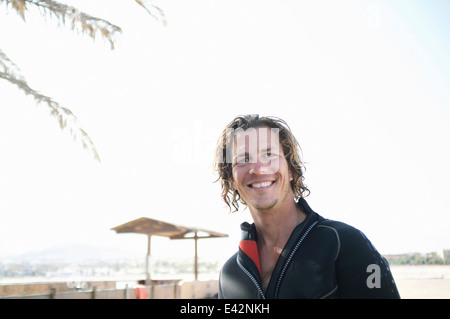 Ritratto di metà maschio adulto scuba diver sulla spiaggia Foto Stock