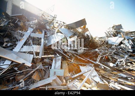 Tangled mucchio di alluminio nel cantiere di scarto Foto Stock