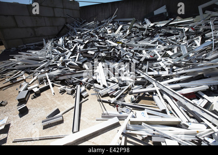 Cumulo di parti in alluminio in cantiere di scarto Foto Stock