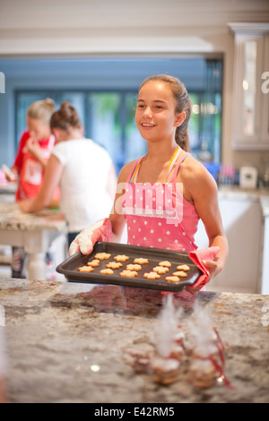 Le ragazze adolescenti la preparazione di biscotti in cucina Foto Stock