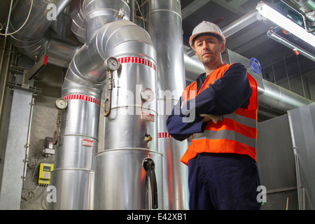 Ritratto di metà maschio adulto tecnico nella stazione di alimentazione Foto Stock