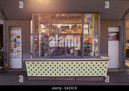 Il Kulturkiosk, comunità di information center e bookstore eseguire al di fuori di un degli anni cinquanta in kiosk Berlin-Zehlendorf, Germania nel 2013. Foto Stock