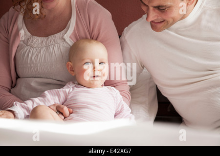 Ritagliato ritratto di bambina e metà genitori adulti Foto Stock