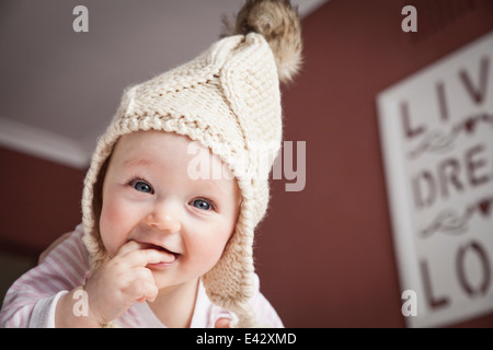 Ritratto bambina in berretto lavorato a maglia Foto Stock