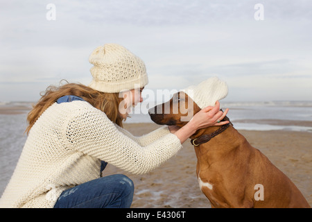 Ritratto di metà donna adulta e cane sulla spiaggia Bloemendaal aan Zee, Paesi Bassi Foto Stock