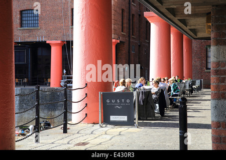 Il ristorante alla moda gusto, in un giorno d'estate sull'Albert Dock, Liverpool il famoso e storico waterfront, England, Regno Unito Foto Stock