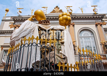 Scultura surrealista di fronte Teatro Museo Dalã Dali a Figueres Foto Stock