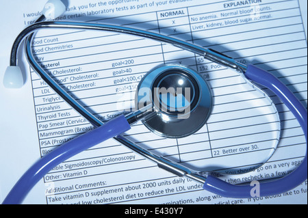 Stetoscopio acustico sui risultati dei vari test eseguiti come parte di una salute annuale checkup Foto Stock