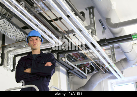 Ritratto di fiducioso ingegnere maschio in fabbrica Foto Stock
