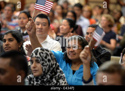 New York, Stati Uniti d'America. 2 Luglio, 2014. Nuovi cittadini statunitensi prendere parte in un Stati Uniti cerimonia di naturalizzazione prima del giorno di indipendenza, nella città di New York, Stati Uniti Luglio 2, 2014. Una cerimonia di naturalizzazione si è tenuto nella città di New York da U.S. Cittadinanza e Servizi di Immigrazione di accogliere l'America nuovi cittadini che provengono da 47 paesi. Gli Stati Uniti Cittadinanza e Servizi di Immigrazione ha accolto circa 7.800 nuovi cittadini statunitensi durante più di 95 cerimonie di naturalizzazione in tutto il paese dal 30 giugno al 5 luglio. © Wang Lei/Xinhua/Alamy Live News Foto Stock