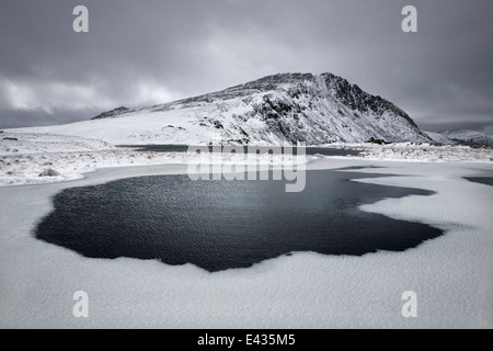 Vista verso Glyder Fach oltre Llyn Caseg-Fraith, Snowdonia, Galles. Foto Stock