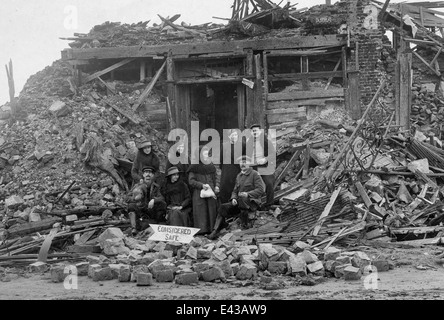 Guerra Mondiale 1 WW1 famiglia francese al di fuori della loro casa distrutta dai bombardamenti a La Bassée nel Nord-Pas-de-Calais 1918 Foto Stock