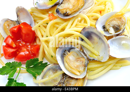 Italiano cibo tradizionale composto da spaghetti e frutti di mare vongole Foto Stock