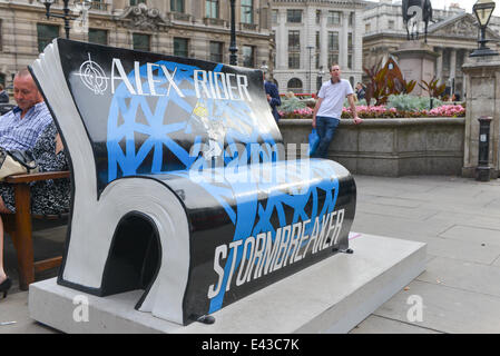 Bank of England, Londra, Regno Unito. Il 2 luglio 2014. Libro sulla città, uno dei bookbenches con un 'Stormbreaker' tema '50 BookBench uniche sculture, progettato da artisti locali e nomi famosi per celebrare Londra il patrimonio letterario e la lettura per godimento' Credit: Matteo Chattle/Alamy Live News Foto Stock