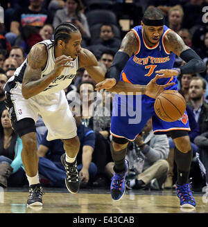 Jan 2, 2014 - San Antonio, Texas, Stati Uniti - KAWHI LEONARD raggiunge nel tentativo di fare un affare da CARMELO ANTHONY come l'host spinge il New York Knicks presso l'AT&T Center. (Credito Immagine: © Tom aspo/San Antonio Express-News/ZUMAPRESS.com) Foto Stock