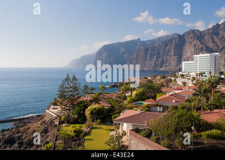 Città costiera di Puerto de Santiago e Gigantes scogliere in Tenerife, Isole Canarie, Spagna. Foto Stock