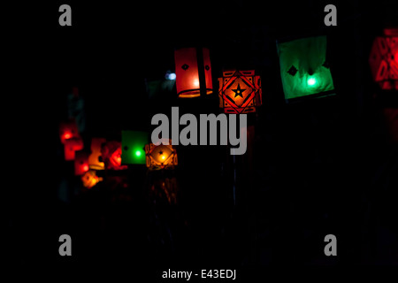 Luce su Loi krathong in Thailandia nella notte Foto Stock