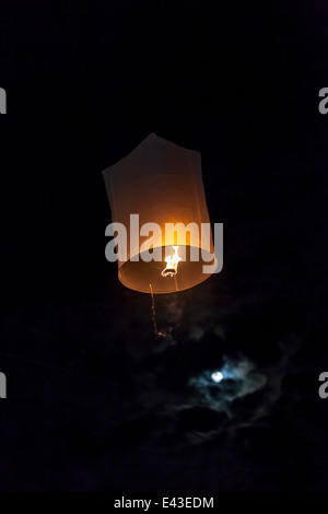 Luce su Loi krathong in Thailandia nella notte Foto Stock