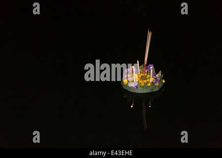 Luce su Loi krathong in Thailandia nella notte Foto Stock