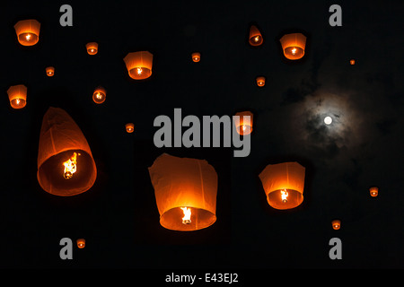 Luce su Loi krathong in Thailandia nella notte Foto Stock